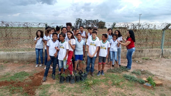 Plantio de mudas nativas na Escola Municipal Waldeck Ornelas, no distrito de Roda Velha, em São Desidério.