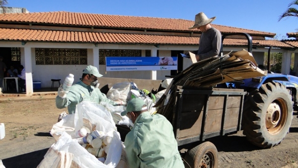 Recebimento itinerante coleta 4 toneladas de embalagens vazias de agrotóxicos em Barreiras e Riachão das Neves