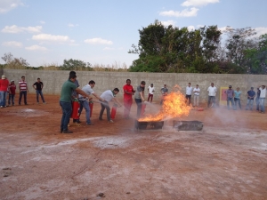 Colaboradores de revendas recebem instruções de combate a incêndio