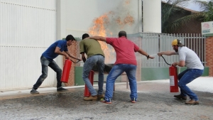 Treinamento qualifica colaboradores de revendas agrícolas no combate a incêndio e primeiros socorros